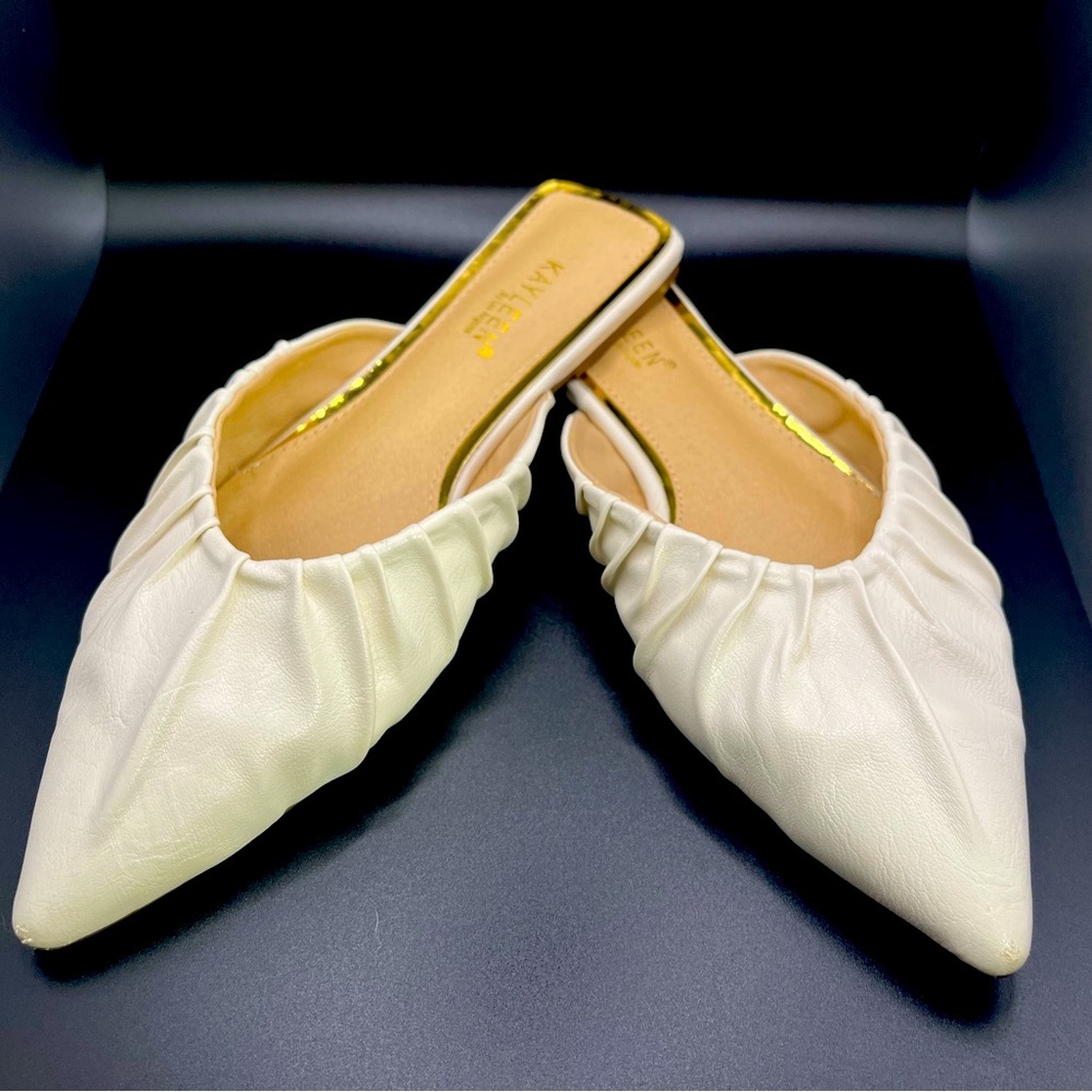 Kayleen by Los Angeles Cream Mule. Size 6.